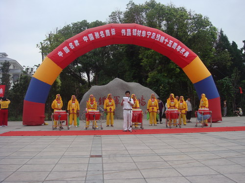 厂方经销同致力，推广伟昌齐焕彩