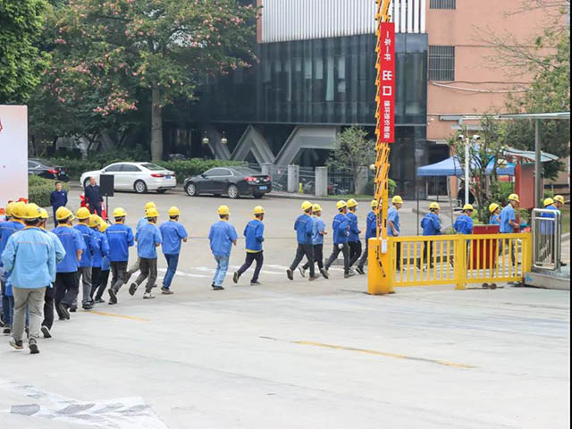 员工依照划定的路线进行急剧分散