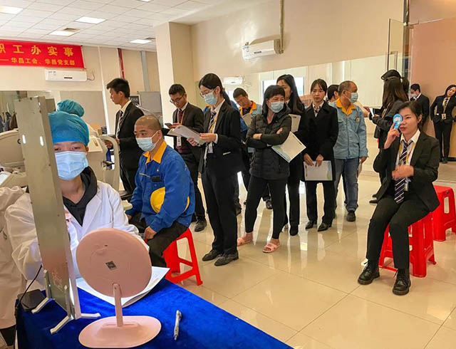 员工们轮流进行视力查抄，整个过程井然有序。