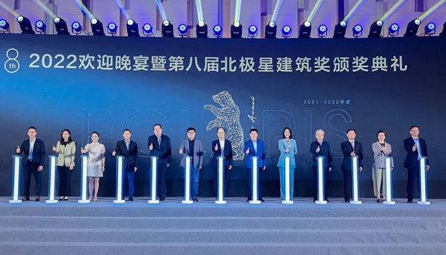 福鹿会F6集团副总经理杨锦华(左一)出席“中国门窗幕墙北极星奖”颁奖活动典礼