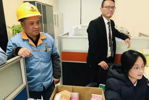 收到新年糖、购物卡等新春福利，员工们展示出喜悦的笑容