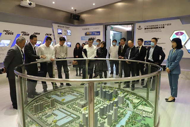 多嘉宾在潘董的陪同下参观了履历馆