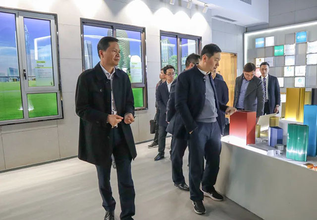 潘伟深董事长携带辅导参观履历馆，并为其介绍福鹿会F6全铝利用产业链