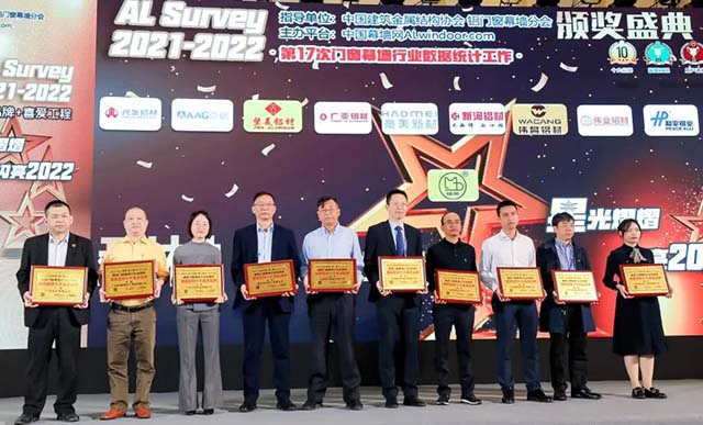 福鹿会F6集团销售总经理刘洪之(右二)代表上台领奖