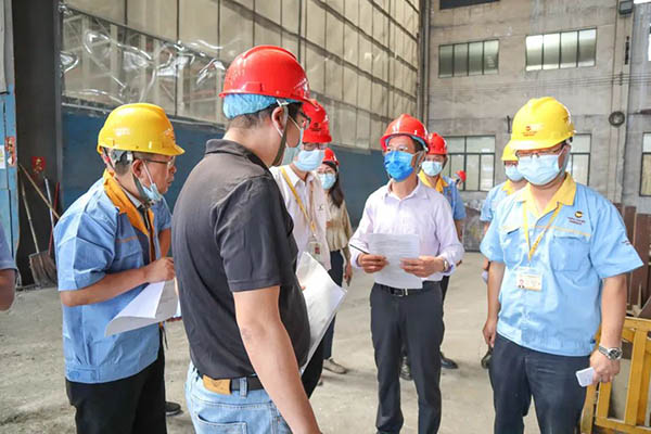 专家组一行和公司辅导、技术骨干一起互换“铝七条」佧改情况以及行业资讯