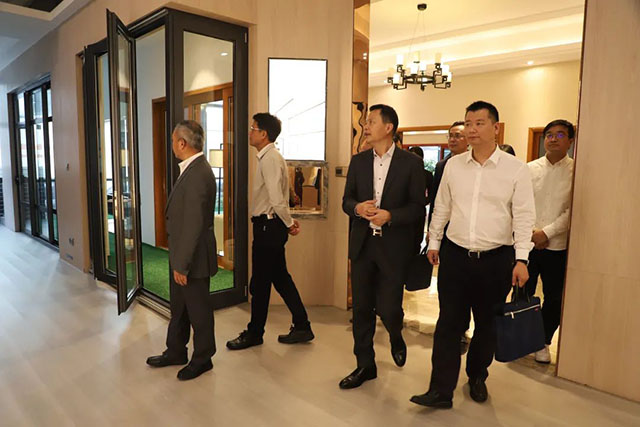 多嘉宾在潘董的陪同下参观了履历馆