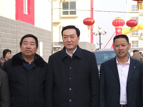 原河北省省长陈天下到新葡的京集团350vip8888线缆集团视察，并与黄儿营西村党委书记宁小五、新葡的京集团350vip8888线缆集团董事长雷国玺合影留念。